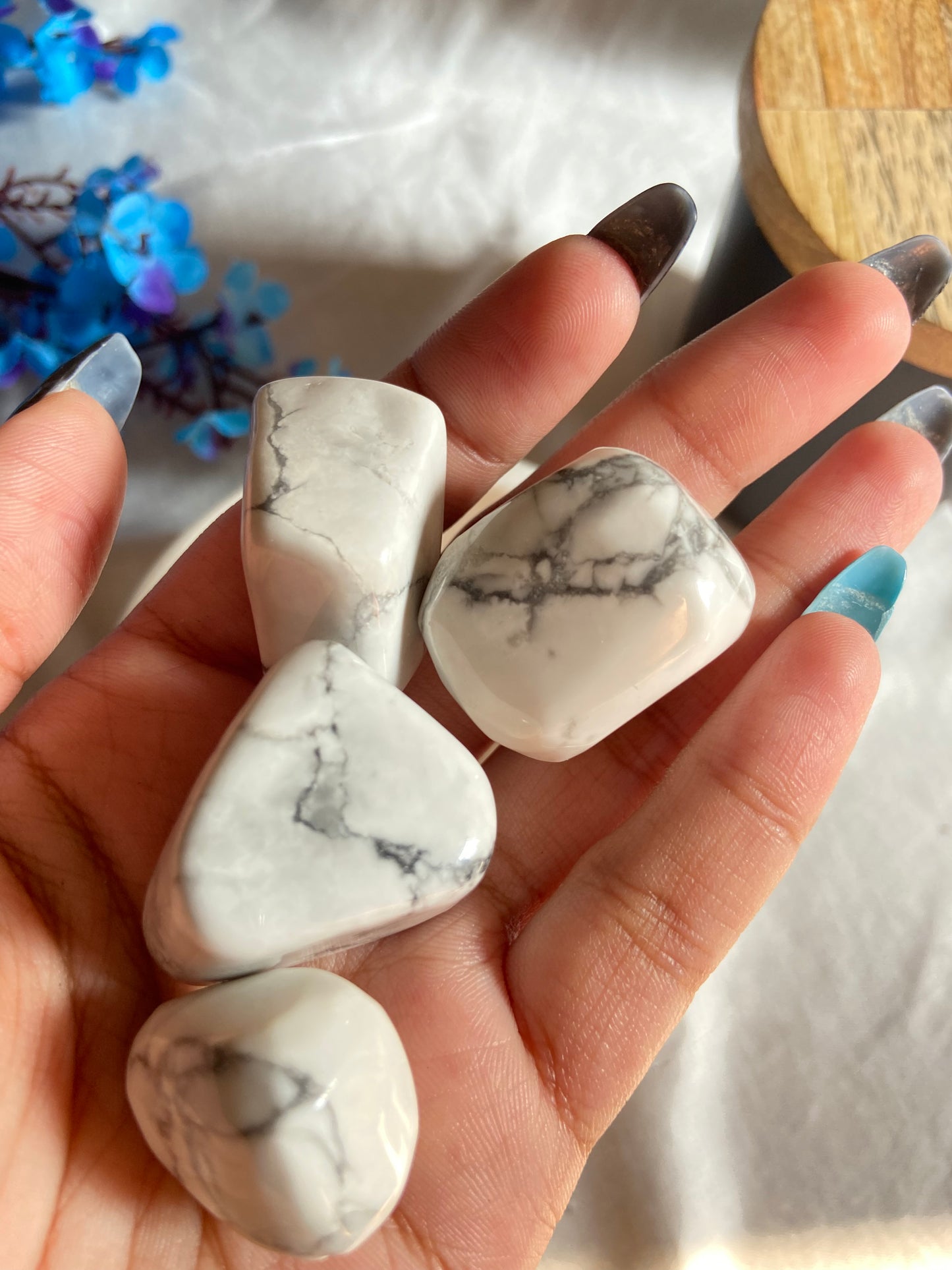 Howlite tumbles